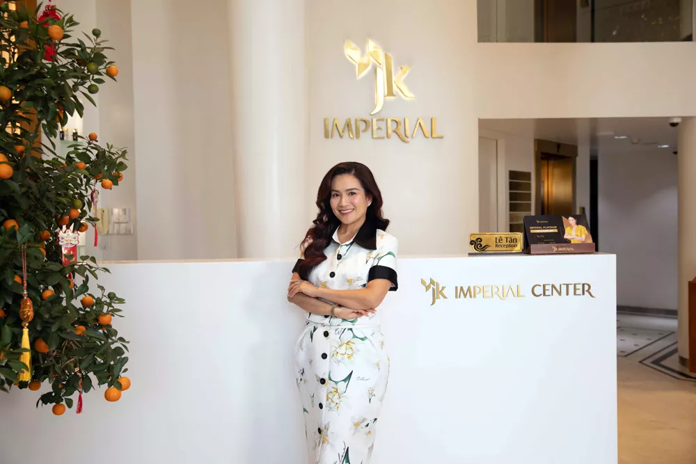 Khách hàng sử dụng dịch vụ phẫu thuật sắp xếp mỡ mí dưới